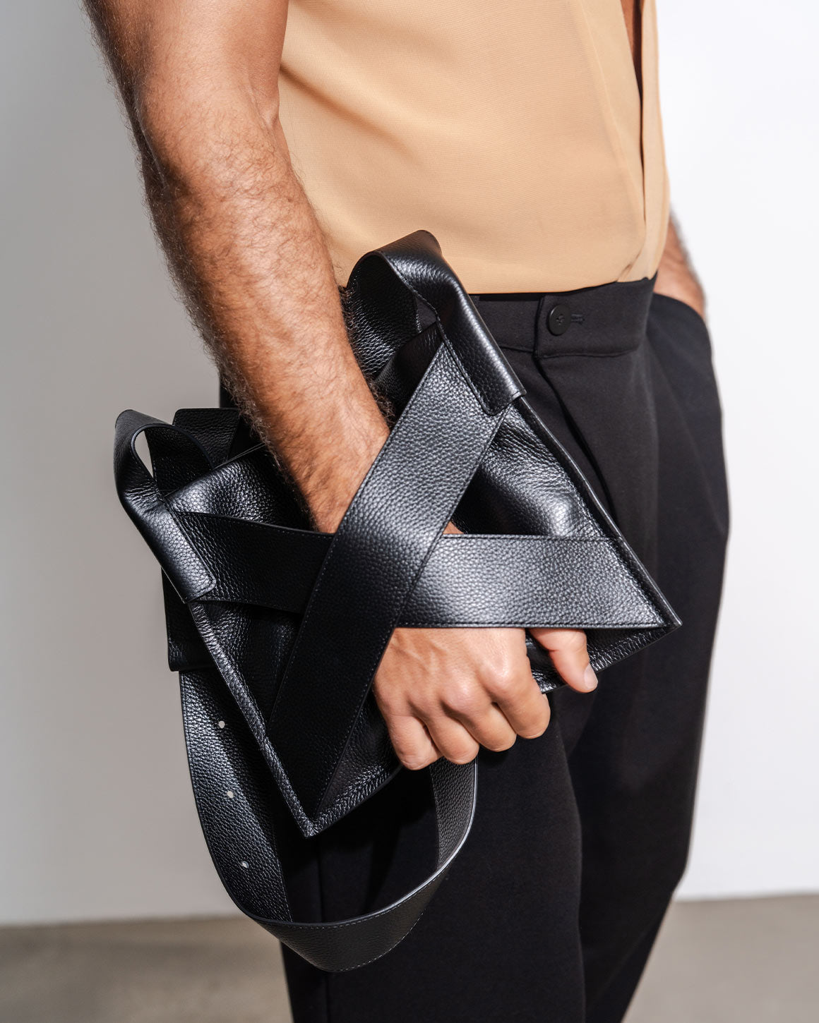 U*N様 定価6万　GUNTAS Genuine Leather Crossbo christina-gadabout-1.webp